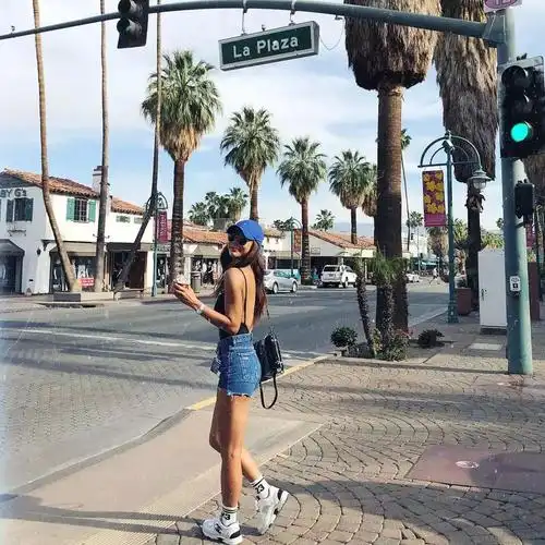 42岁翘臀马甲线女神,竟迷倒小16岁男友:只要保养好,男友在高考!