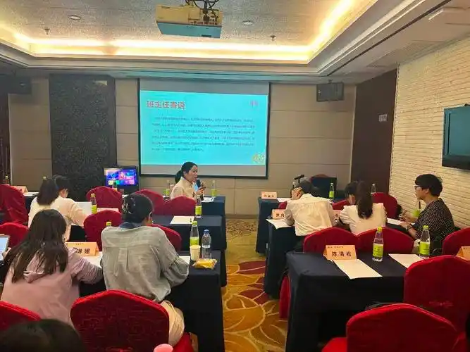 会场二由王杨老师领队6-9小组围绕生命安全保障,理想信念教育,交流