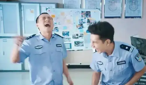 可能都不记得了,但是那两个警察大笑的场景却始终环绕在人的脑海中