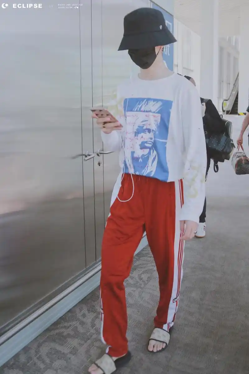 组图范丞丞慵懒风穿搭现身机场红色运动裤脚踩拖鞋潮范足