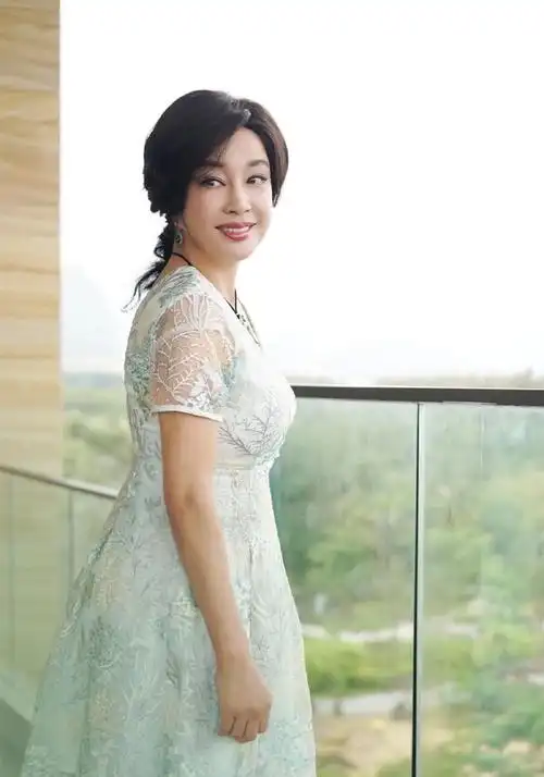 刘晓庆从不认老蕾丝裙加小白鞋扮嫩可惜仍然暴露了年龄