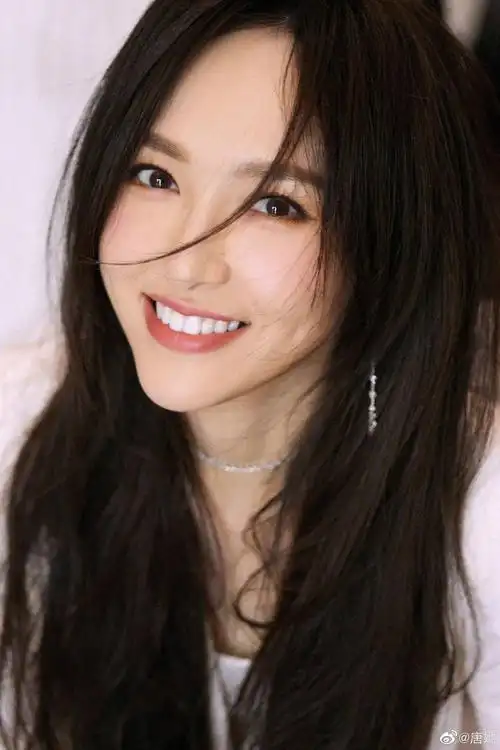 唐嫣白裙五宫格释出白色西服套装77长发