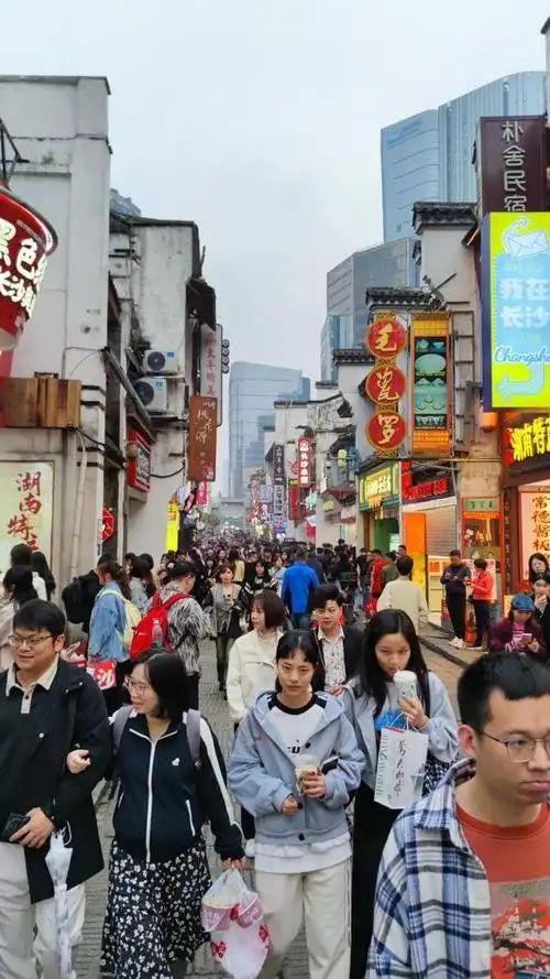 这个清明节小长假长沙市天心区商场市场人气爆棚购销两旺