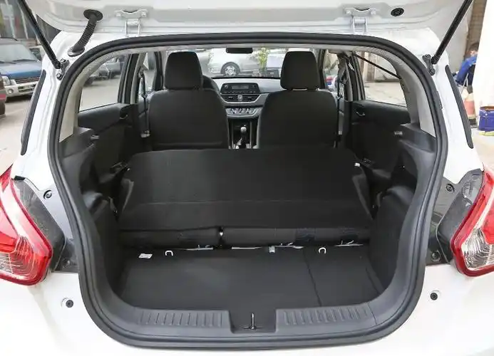 宝骏310的后排座椅是哪种放倒方式