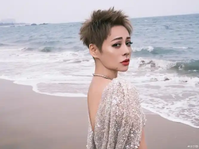 宁静穿深v裙美艳动人身材比例好短发气场全开