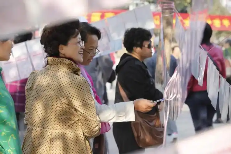 山东省青岛市一场别开生面的"情暖金秋老来相伴 中老年人相亲会"吸引