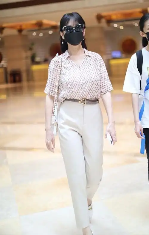 赵雅芝真会穿印花短袖衬衫配素色西裤温柔减龄67看着不到37