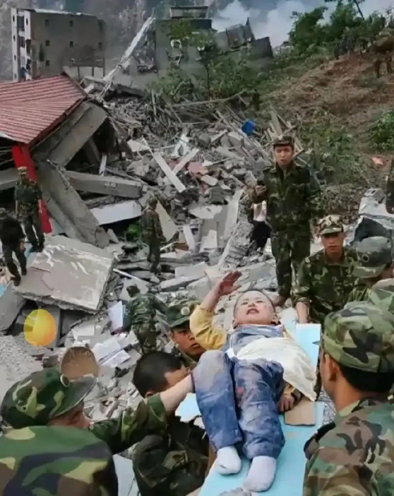 #汶川敬礼娃娃郎铮高考637分#   2008年汶川地震存活下来的三岁"敬礼