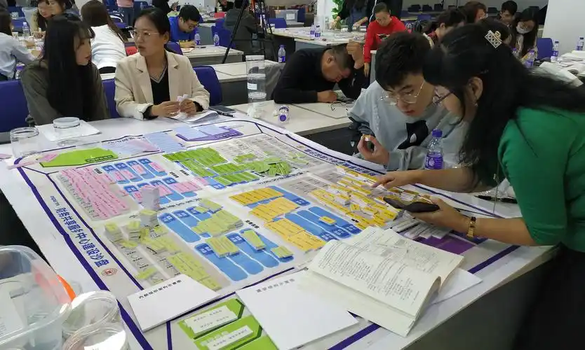 图四 参训教师进行物理沙盘推演