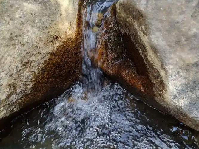 此时只闻水声,清泉在心中汩汩流淌 此处只有卵石,鱼虾早已不见踪迹 上