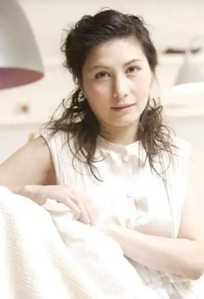 口无遮拦何超仪喊四太阿四不认识何猷君家族团聚是赌王葬礼