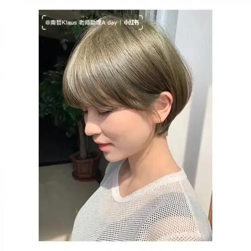 沙发自然卷细软发质结合参考短发发型设计