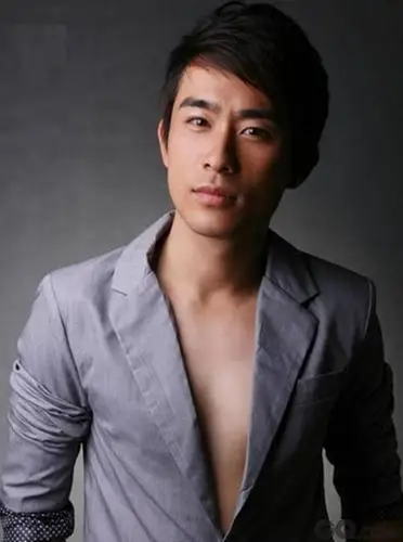 华汉本名华业汉,系上海某文化传播有限公司董事长.