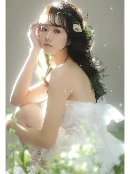 济宁少女写真光斑撒在藤蔓上星星点点