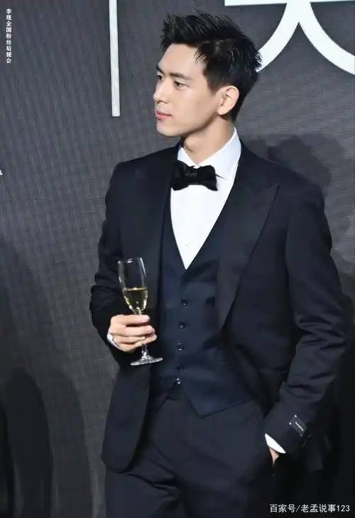 他的大背头发型和全黑西装展现出了他的成熟魅力和不凡气质,让人们