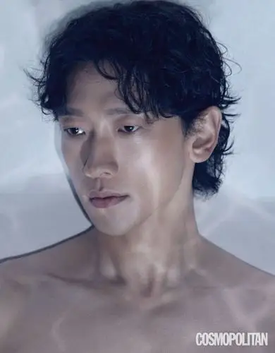 rain最新杂志写真曝光 半长卷发秀成熟男人魅力