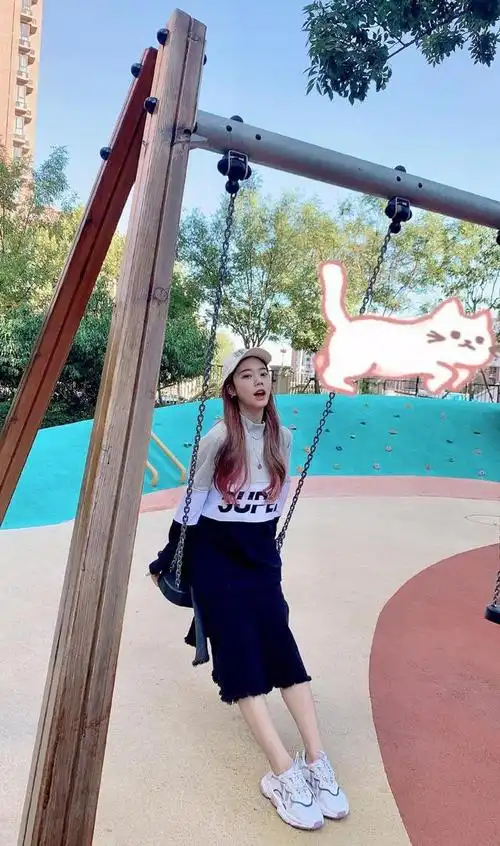 单飞后深夜西安街头演唱,张紫宁西装配格纹裙,清冷风好抢眼