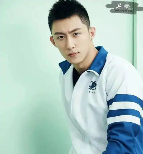 黄景瑜半果出镜引发舔屏,大胸肌亮了