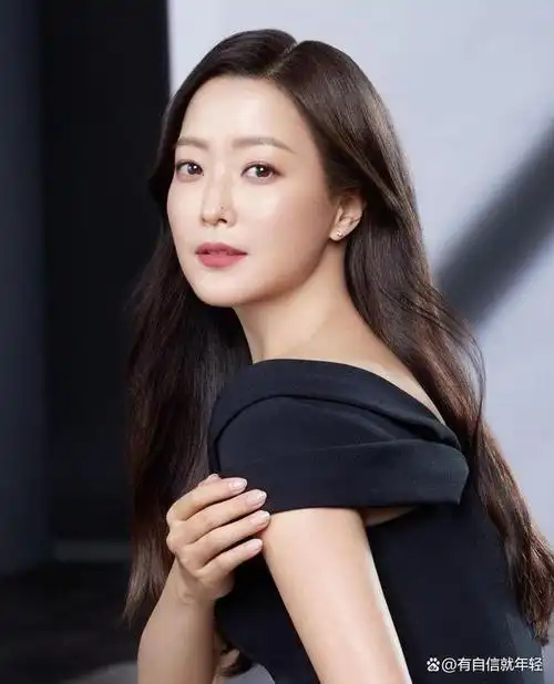 近日,在46岁生日前夕,金喜善接受了工作人员准备的惊喜生日会,尽显