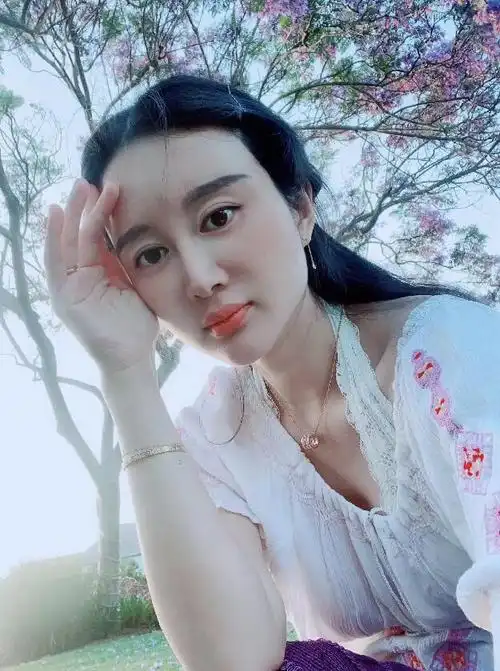 张纪中69岁再生女,小儿子长得神似张纪中,女助理肤白貌美大长腿_孩子