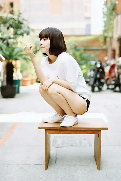 分享美图:白色t恤运动短裤短发美女.