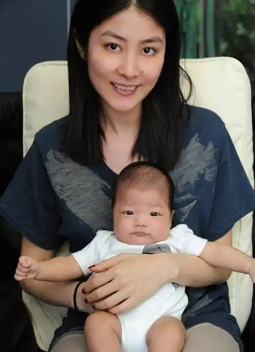 被富豪追了16年,坐月子花了400万,陈慧琳早已被宠成了公主!