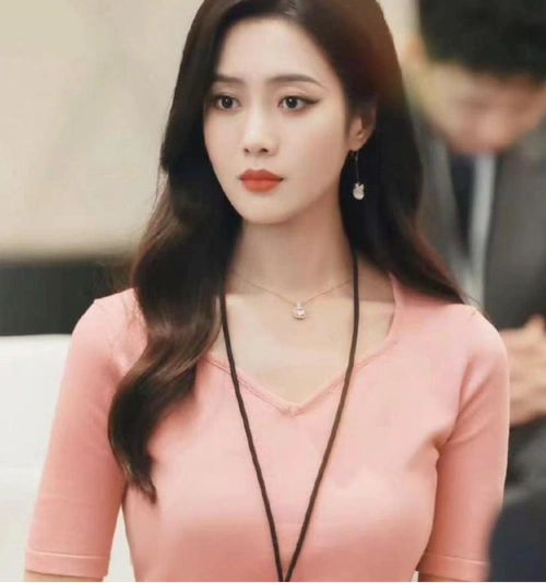 王梓薇在杨紫主演的新剧《承欢记》中出演"小桃",这让我感到惊讶.