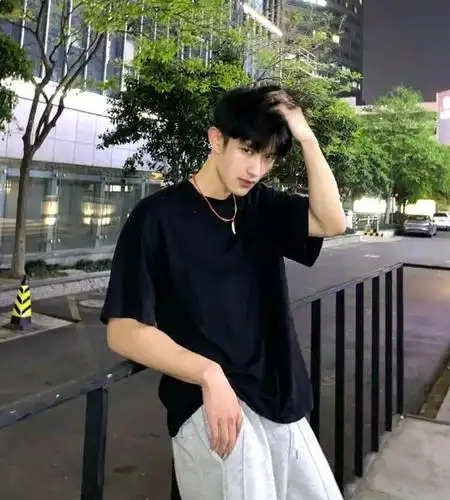 00后肌肉小狼狗,他的锁骨真的好好看!