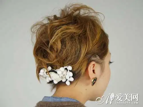 蓬松短发扎发 潮味十足回头率倍增