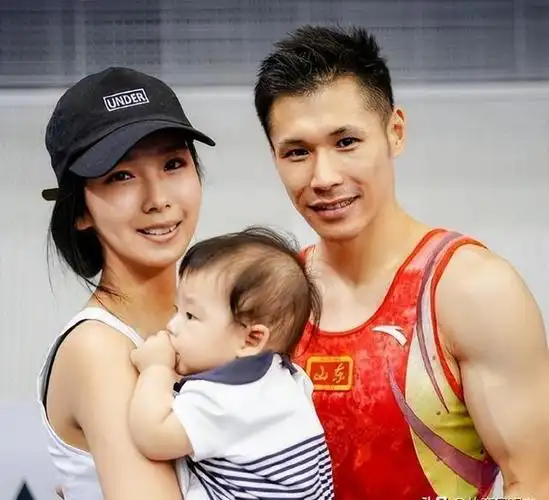 "体操冠军"张成龙:成名后被富婆倒追,结婚多年幸福美满
