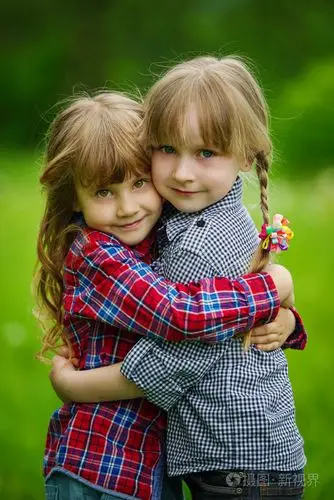 两个快乐拥抱女孩的照片