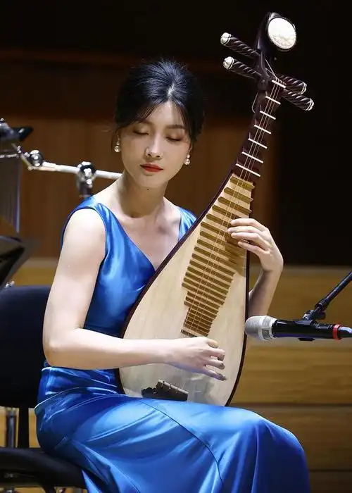 琵琶拨响,如同雨滴轻坠,一曲由琵琶演奏家杨婷婷与芳华国乐社演奏的