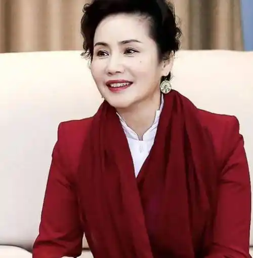 央视徐俐再婚幸福中有遗憾,儿子在结婚证上的留言让她流泪反思