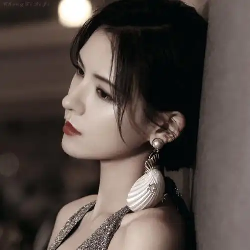 拥有异域混血风眉弓的高级感美女——张予曦