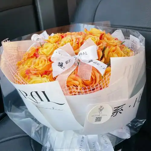 副驾驶座小玫瑰黄岩花店52朵玫瑰