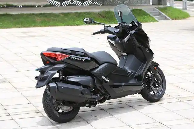 海外售价34170元,雅马哈xmax250踏板摩托车,超大储物空间!