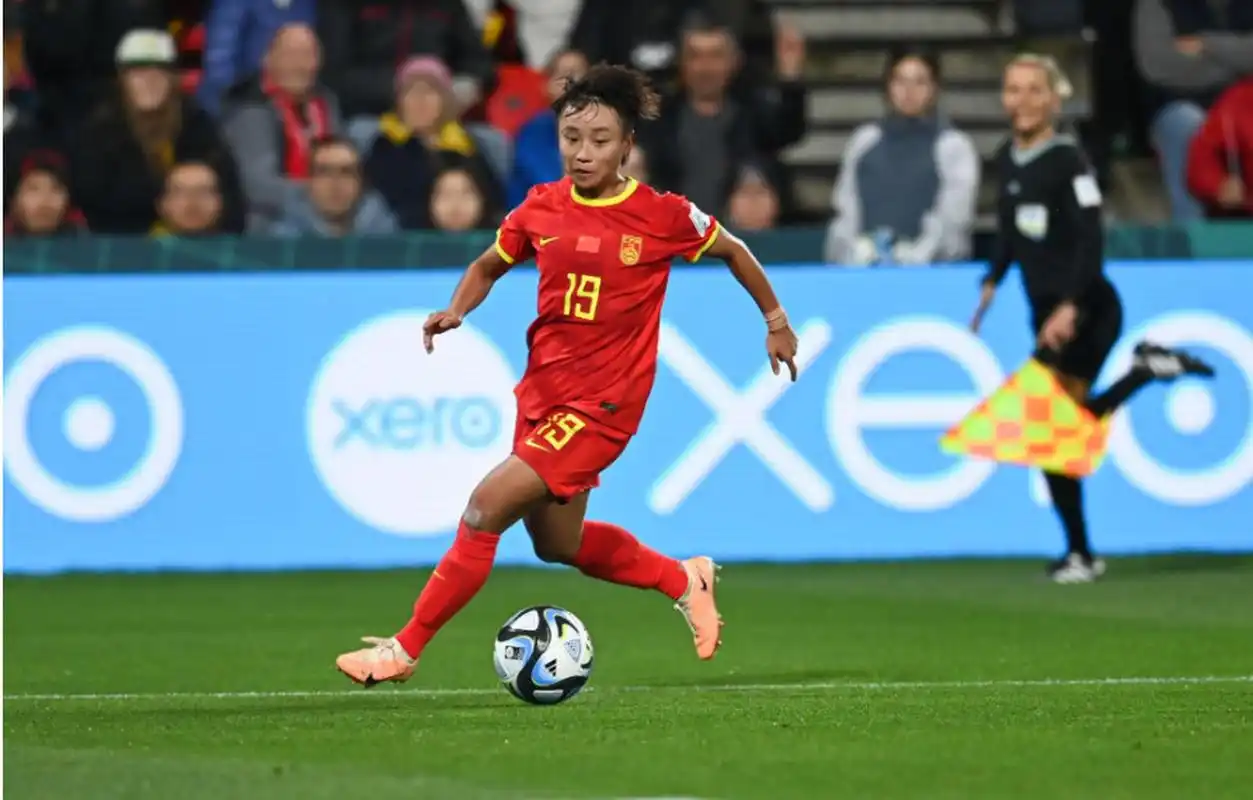 中国女足球员张琳艳寄语女性球迷,她希望大家永远相信自己.