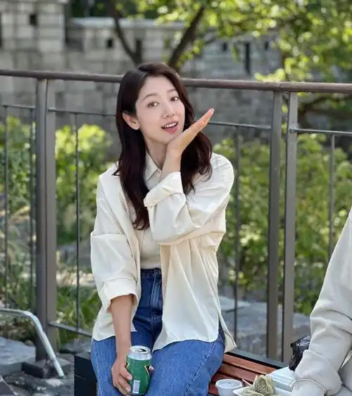 让人眼前一亮,朴信惠镜头前摆造型,清新甜美引来网友纷纷点赞_腾讯新