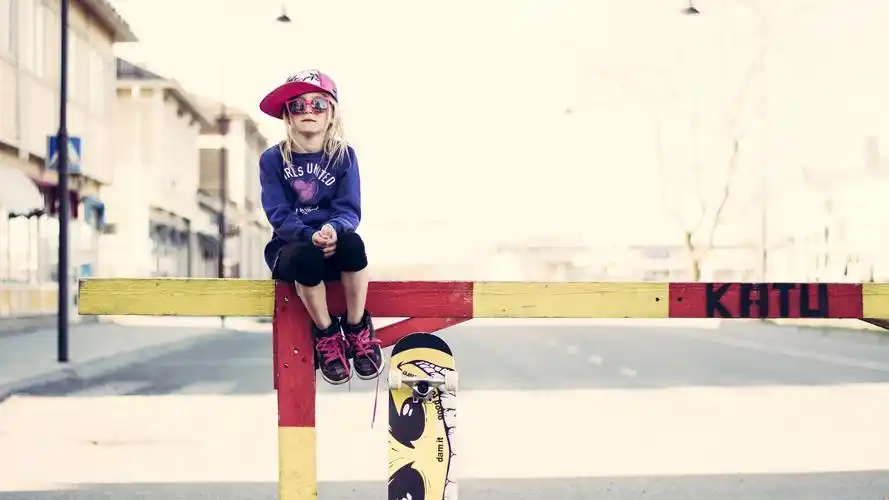 壁纸 可爱的小女孩,眼镜,围栏,滑板,街头