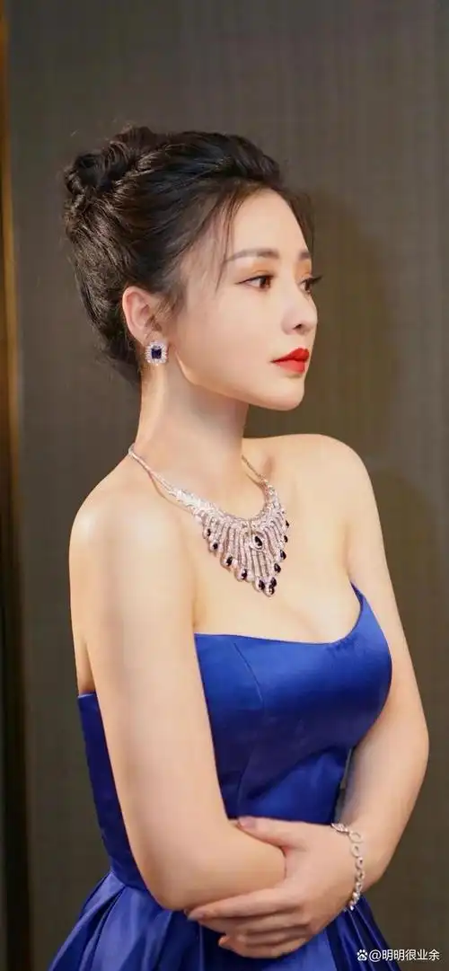 柳岩,一个知名的中国女演员和主持人,她以其独特的时尚风格赢得了无数