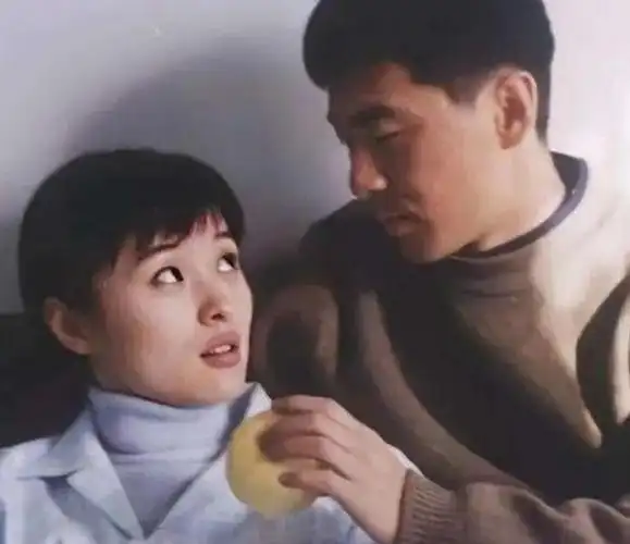 吴越结婚了吗(吴越与男友人逛街笑容灿烂,亲密搂肩关系好,49岁仍未婚