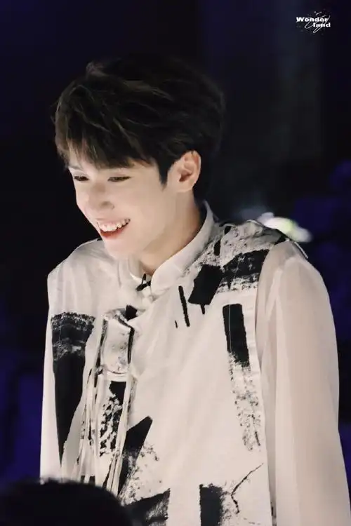 严浩翔拿小锤子锤背,太太太可爱了