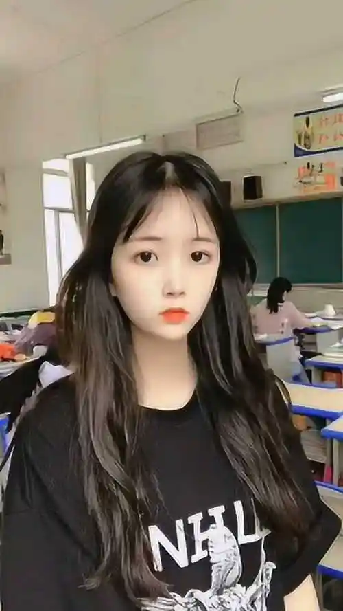 清纯可爱的中学生样子看着漂亮极了