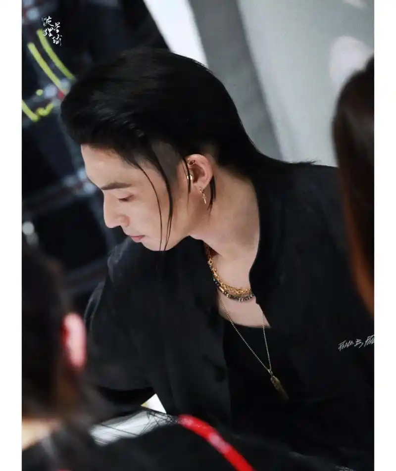 明星和普通人之间是真的有壁啊,这侧脸下颌线太优越了[吃鲸] #吴建豪