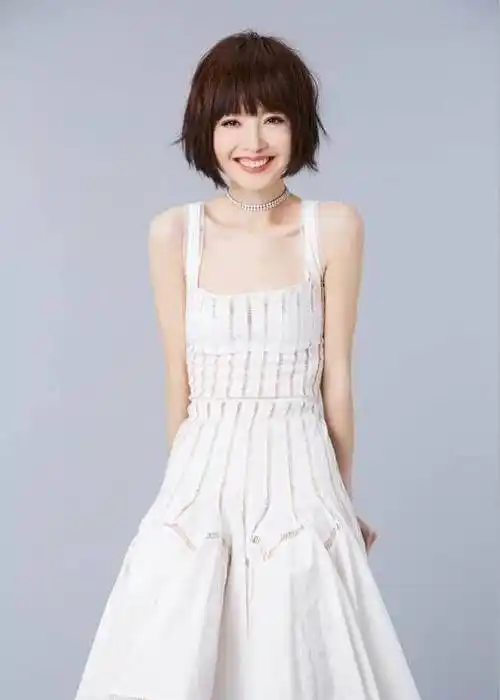 原创46岁陈鲁豫不过是换了造型,居然比赵丽颖都年轻漂亮_黑色_鲁豫真_