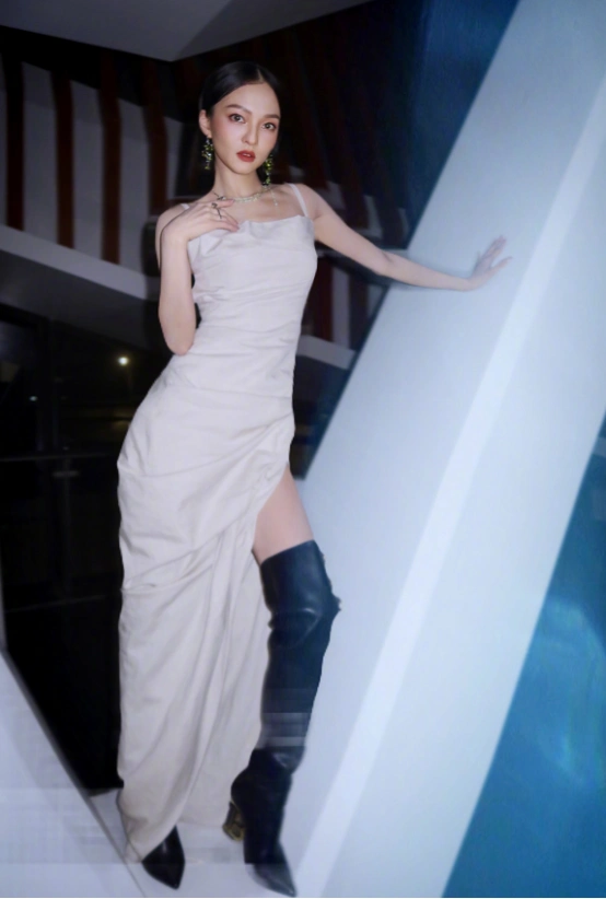 原创张韶涵虽然不高但身材比例真是绝了穿高开叉裙子看着像170