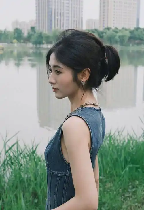 邢菲v领牛仔长裙优雅写真