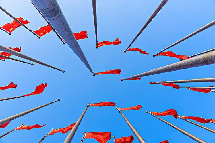 蓝天下的中国国旗方阵随风飘扬