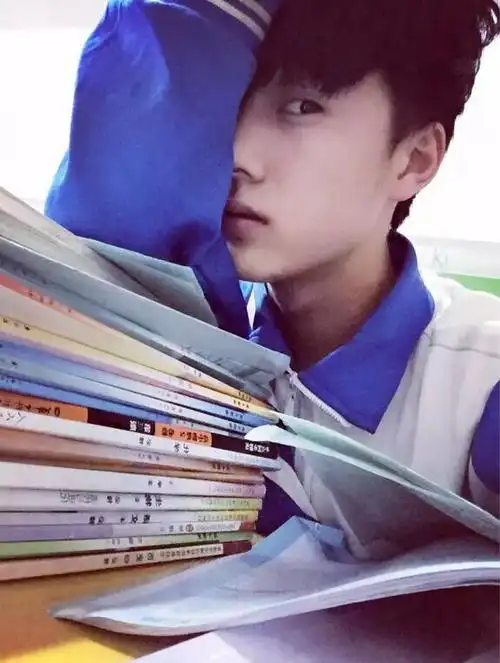 校草阿南帅气qq皮肤