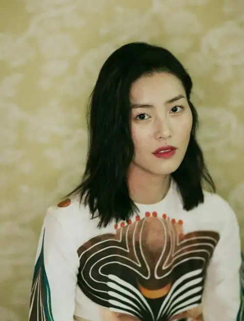 刘雯坐窗前托腮沉思 齐肩短发尽现文艺范儿 - 洋洋影院